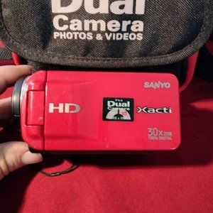 Sanyo Xacti  Camcorder Digital Camera 16x Full HD 1080P Needs Charger